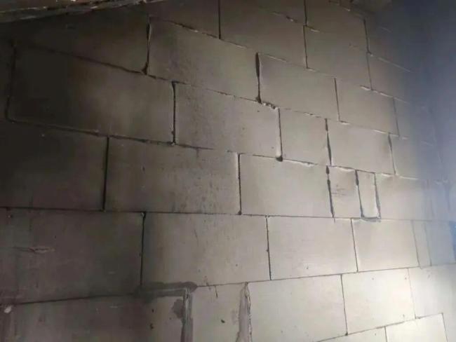 修车店凌晨突发火灾 听劝装的门成了“救命门”