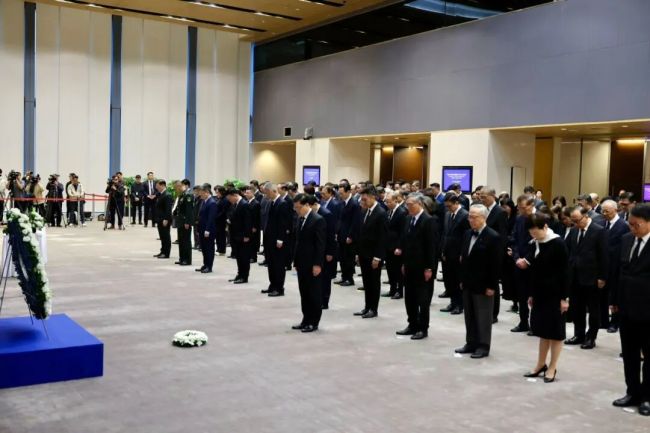 香港举行国家公祭日纪念仪式 李家超敬献花圈 缅怀先烈同胞