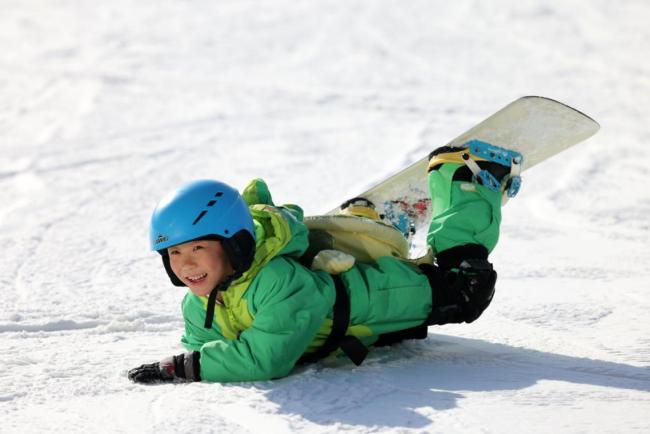 太原:冰雪运动持续升温 市民畅享雪上乐趣