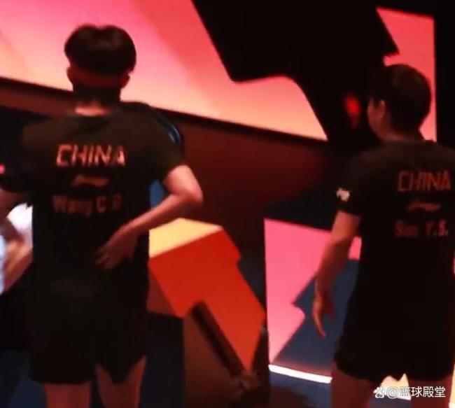 王楚欽上訓(xùn)時(shí)一直手扶腰部 腰傷影響顯著