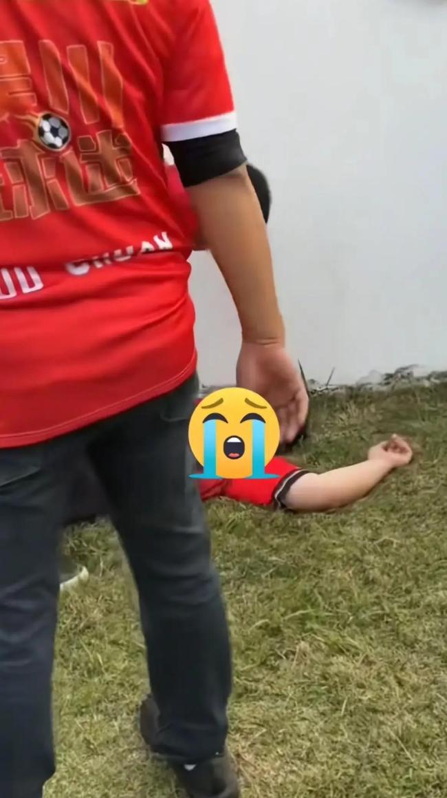 吴川青年队球迷赴广州为球队加油 激情背后的警钟