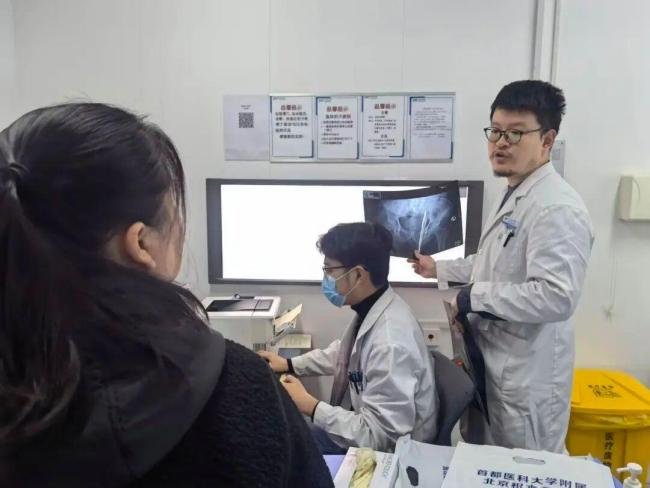 雪后北京積水潭醫(yī)院骨科已接診170人,電動車主和拍照的青年居多 中青年人成“主力軍”