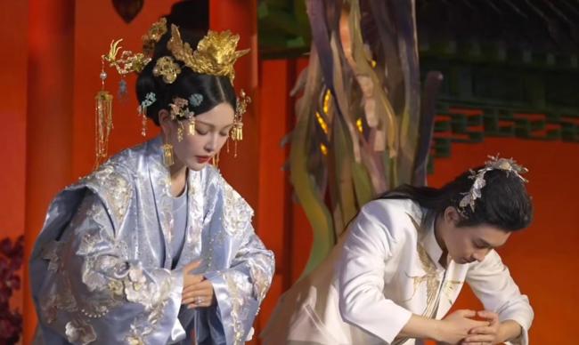 美术馆回应4斤黄金凤冠被男童损毁 责任归属引热议