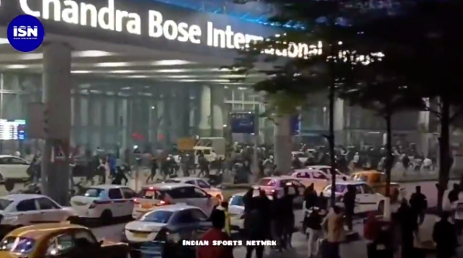 印度球迷暴怒！不滿梅西只待10分鐘+被團(tuán)團(tuán)圍住 千人沖下看臺(tái)砸場 高票價(jià)未見偶像引發(fā)混亂