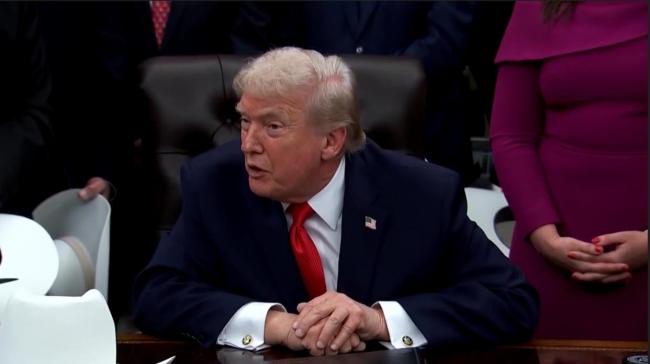 新一批爱泼斯坦照片公布 特朗普回应 无大不了