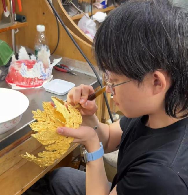 美术馆回应4斤黄金凤冠被男童损毁 责任归属引热议