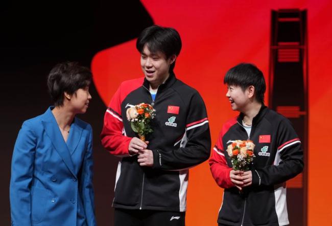 王楚欽孫穎莎領(lǐng)獎(jiǎng)官方照片