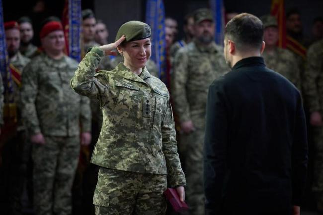 泽连斯基手持最新款iPhone在前线自拍 勇气击穿谎言