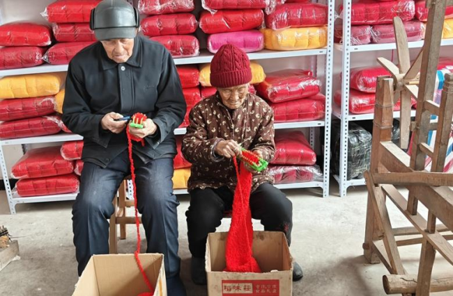 老夫妻17年為邊防官兵織上萬條圍巾