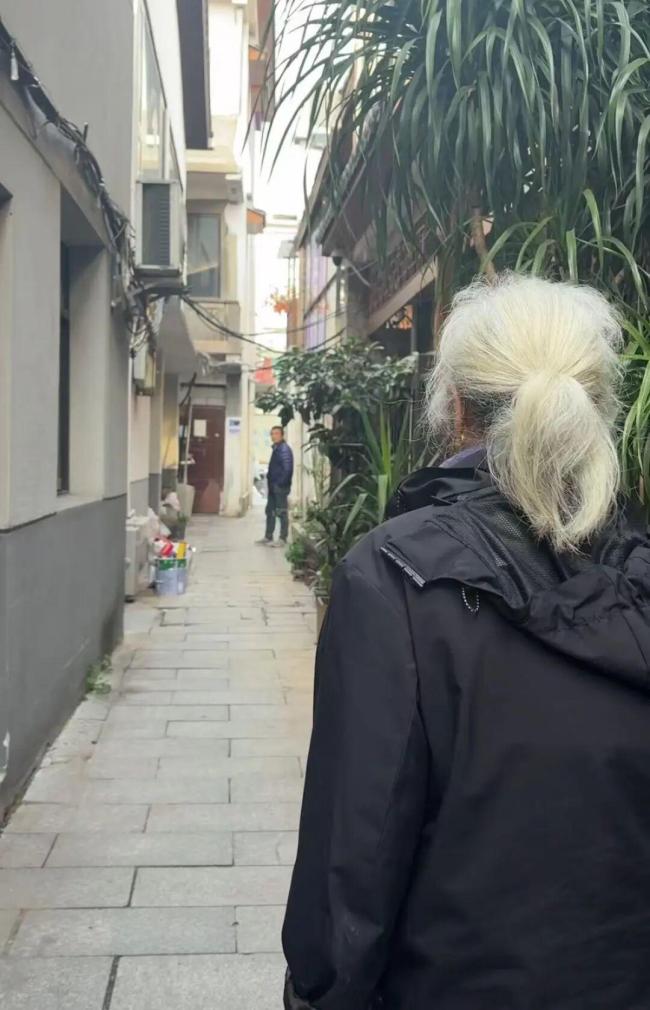 被质疑人贩子老奶奶确为视力一级残疾 网络发言需谨慎核实