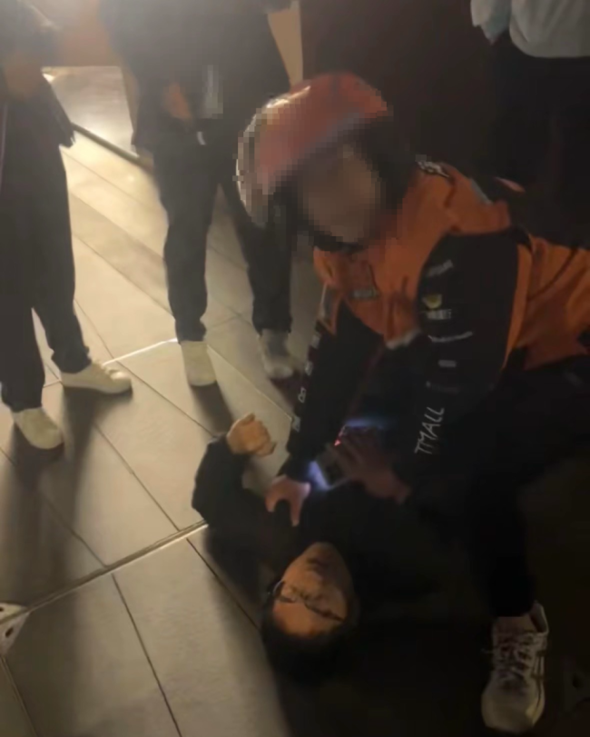 制服“抢”金店嫌疑人的杭州外卖小哥找到了！目击者爆赞：身手太帅