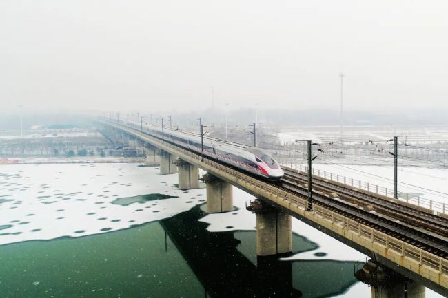 下雪天，为什么高铁会降速，绿皮火车还能全速前进？ 安全考量揭秘