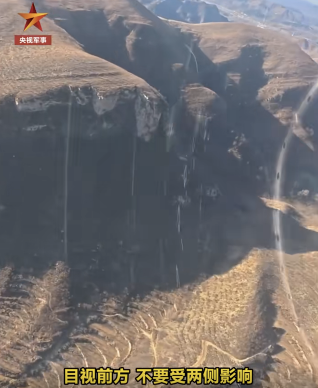 空军飞行学员驾驶歼10进行低空山谷飞行训练