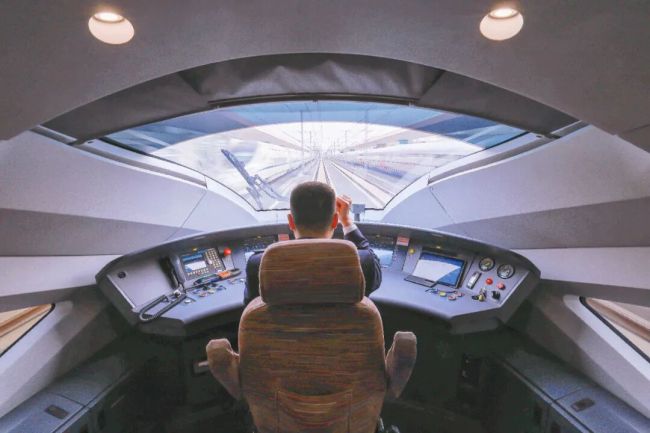 下雪天，为什么高铁会降速，绿皮火车还能全速前进？ 安全考量揭秘