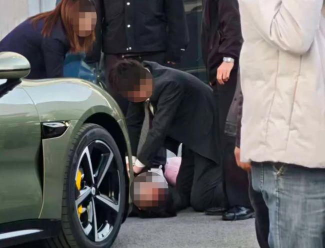 小米车主撞倒中升销售 事故原因待查