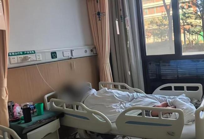 多方回应一学生在校门口被多人殴打 施暴方替他人出气 3人被行拘