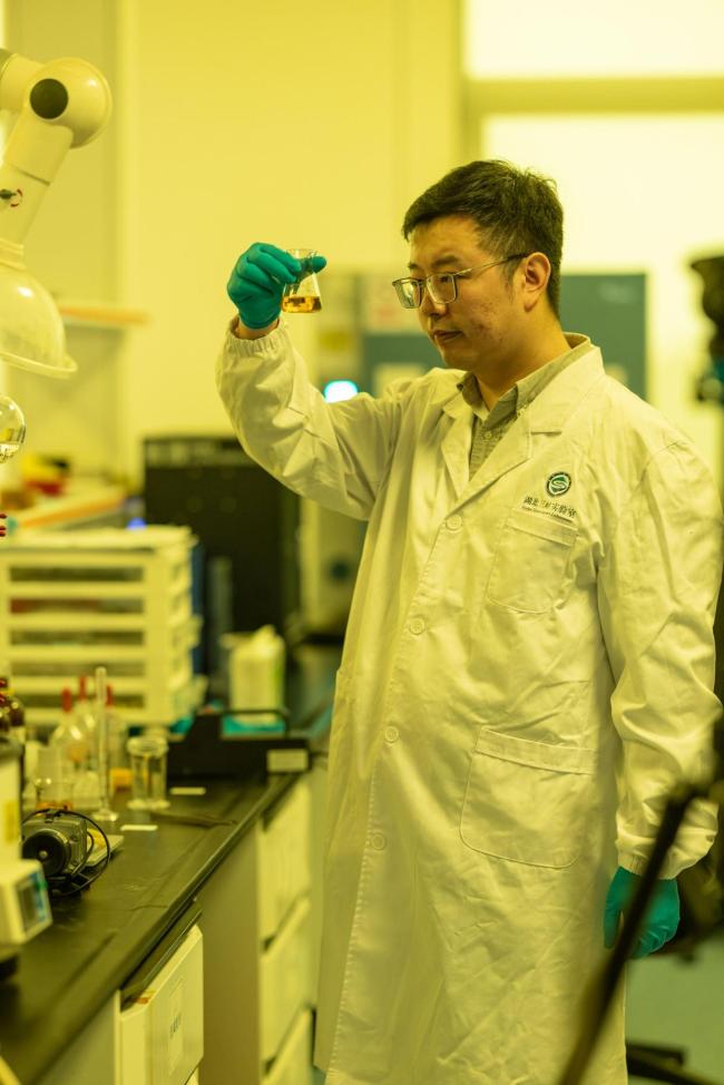 湖北芯片产业再破“卡脖子”困局 光引发剂技术突破垄断