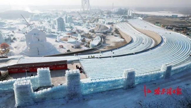 游客排百米长队体验521米冰滑梯 安全测试确保畅玩