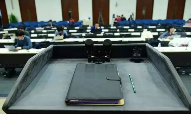 开发布会紧张吗？外交部发言人回应 揭秘幕后准备与应对策略