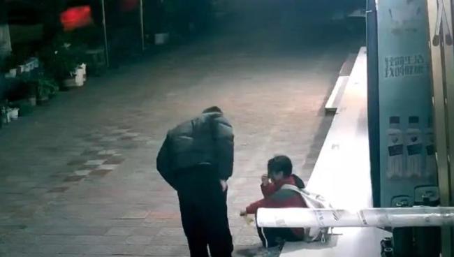 女孩没挤上公交崩溃大哭 好心人相助送其回家