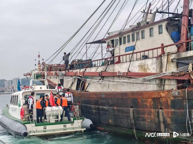 渔民海上突发脑梗昏迷 海警接力救援！