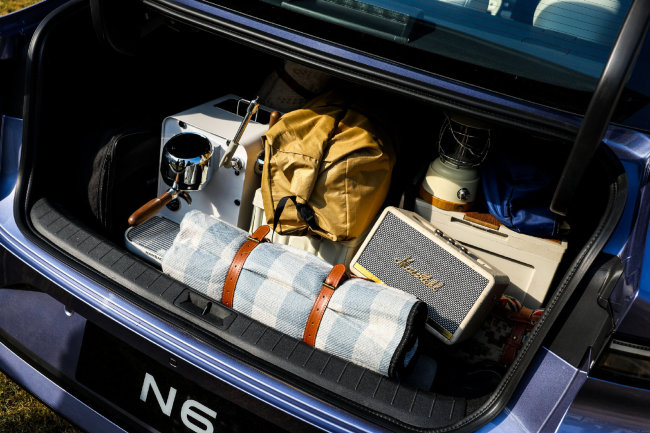 张歆艺说N6真能装 露营装备一应俱全