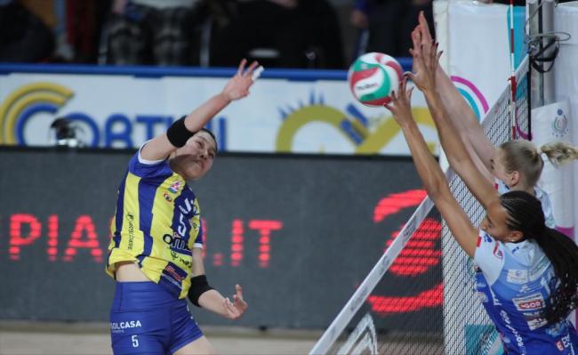 李盈莹留洋生变被截胡！王媛媛庄宇珊站稳脚跟，袁心玥陷退役风波 转会谈判扑朔迷离