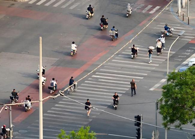 骑行乱、车位缺、执法难:北京700万辆电动自行车的治理考题 新规能否破局?