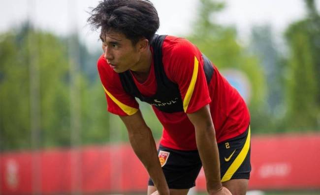 国足亚洲杯悬了?后防线突发一波伤病潮 中卫组合成疑