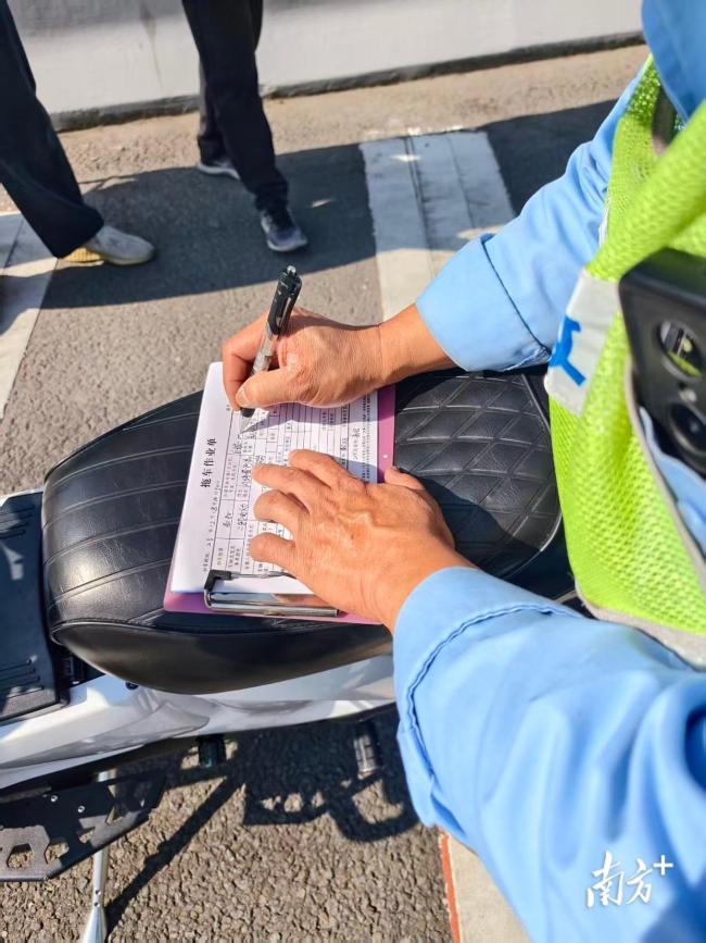 女子开改装电动自行车上内环被扣车 违法闯行桥隧受罚