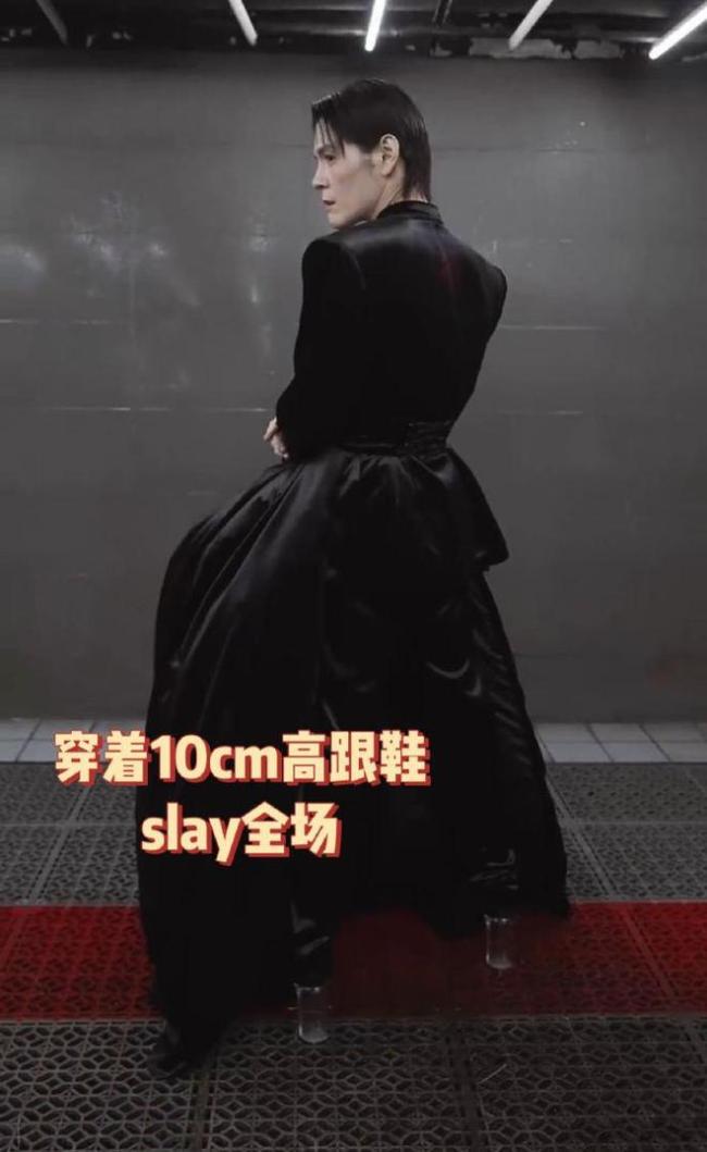 向佐暗黑系造型 十厘米高跟鞋引热议