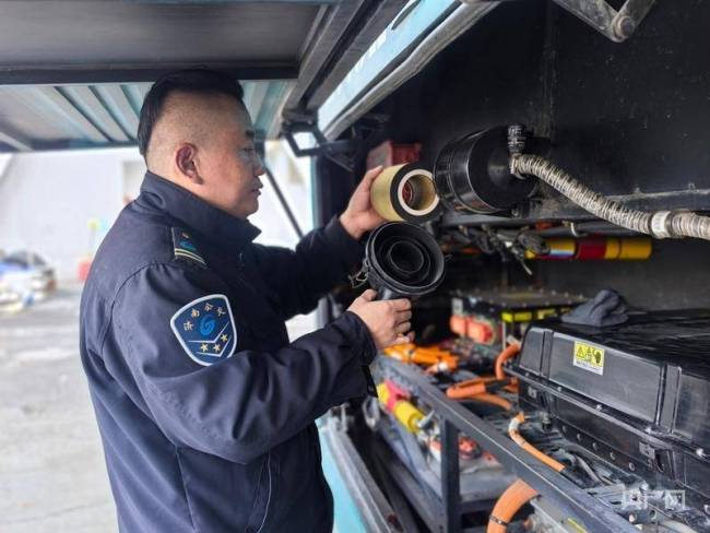 为学生清理身上积雪的司机找到了 暖心举动获赞