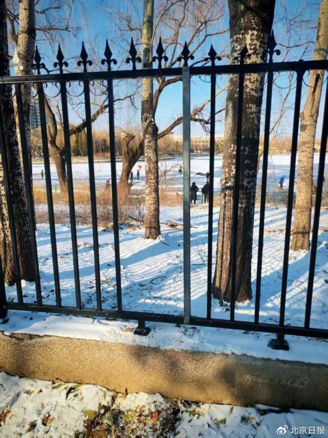 太悬了！气温还零上，野冰场就上人了……安全隐患频现