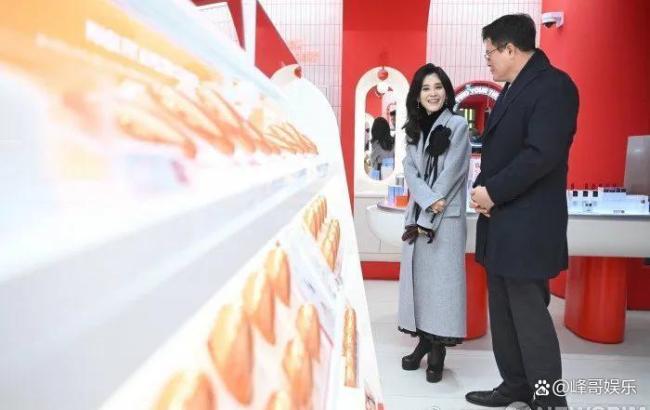 55岁三星长公主李富真露面！有家族遗传病走路蹒跚，儿子让她增光