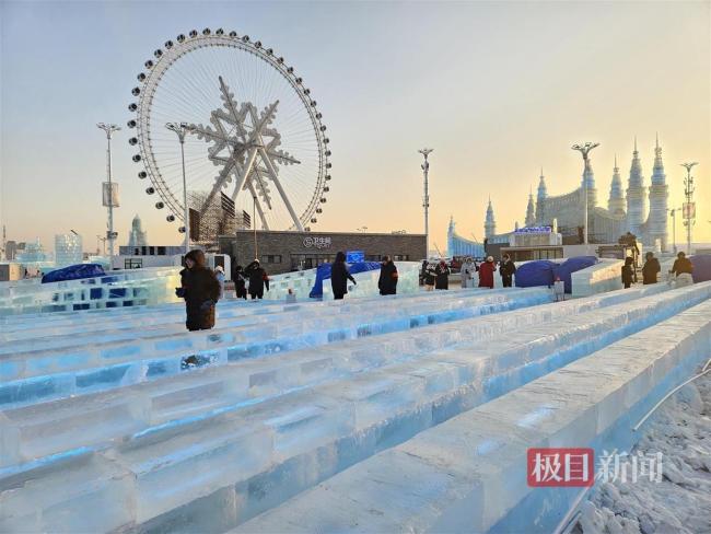 沉浸式体验冰雪大世界521米大滑梯 游客热宠打卡点