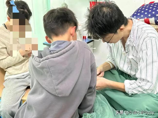 38岁病危爸爸给孩子剪指甲 妻子发声 最后的温柔告别