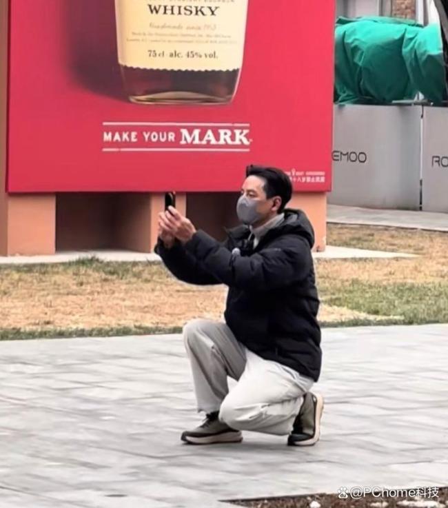 吴彦祖疑似用上小米新机