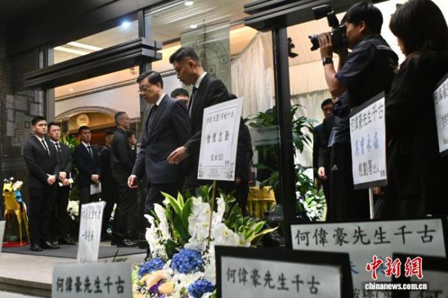 李家超现身香港殉职消防员灵堂 各界人士前来悼念