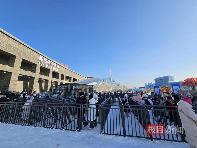 沉浸式体验冰雪大世界521米大滑梯 游客热宠打卡点