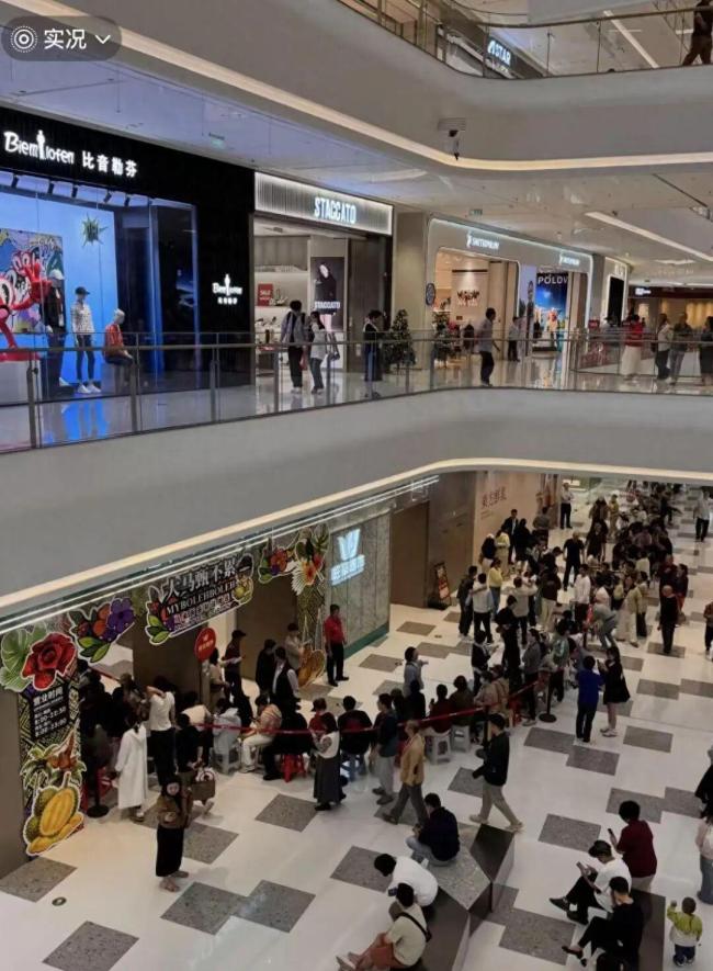 海南封关第一天居民排长队买榴莲 免税购物热潮初现