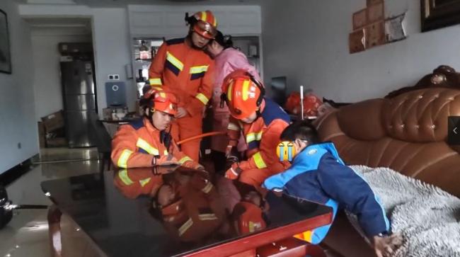 男孩腿被卡在取暖设备 消防成功解救 母子对话引发小插曲