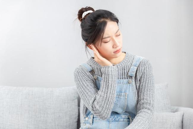 耳朵总是痒，可能预示着这5个问题。赶紧检查一下自己