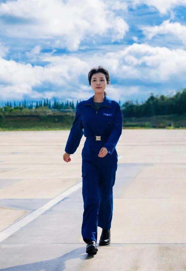 2000年代出生的陆军女飞行员结婚并一起飞行，让别人羡慕不已