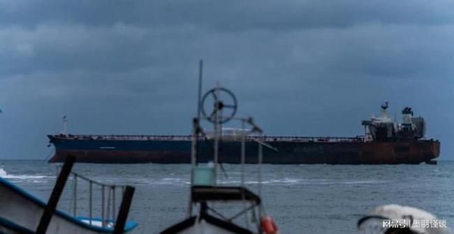 俄乌“油轮战”全面升级,乌军跑到2000公里外,把俄罗斯油轮炸了