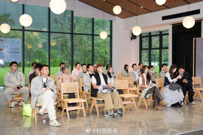 银发奶奶竟开车玩起漂移 赛车手假扮引热议