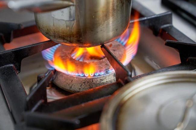 如果存在这4种情况中的任何一种，燃气灶即使没有损坏也必须更换。赶紧检查