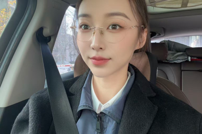 退役女兵单手扶起侧翻三轮车 98斤身板大力量