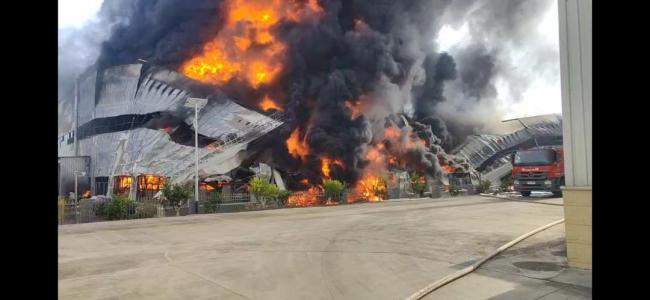 四川一厂房发生火灾 无人员被困