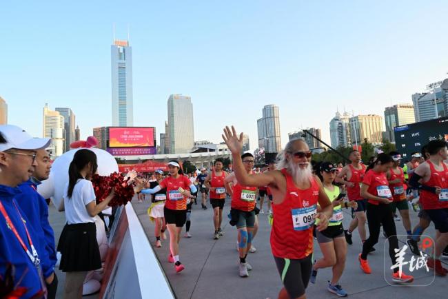 钟南山为广马鸣枪 体育精神激励人心