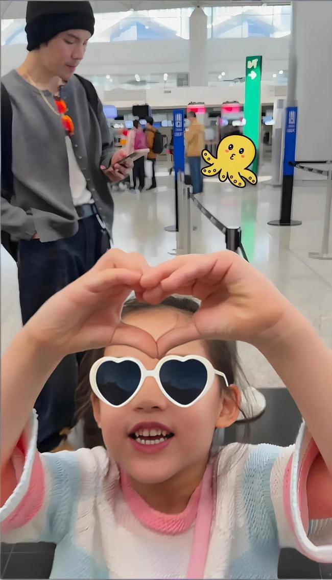 向佐女儿送机时哭了 父女情深触动人心